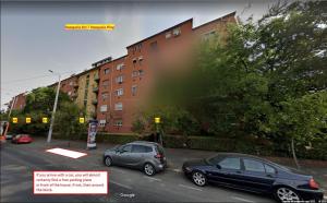 dwa samochody zaparkowane na parkingu obok budynku w obiekcie Awesome, 15 mins to center home w Budapeszcie
