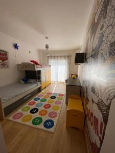Cette petite chambre comprend des lits superposés et un tapis. dans l'établissement Atlantic Lodge, 1ª linha de praia!, à Costa da Caparica