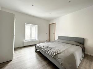 biała sypialnia z łóżkiem i oknem w obiekcie Wauters 75 Bruxelles-charleroi-airport w Charleroi