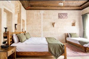 Postel nebo postele na pokoji v ubytování Uzay Cave Suite Hotel