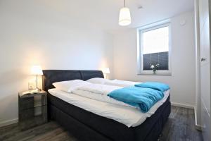 a large bed in a room with a window at Villa Petersen Ankerplatz 3 in Wangerooge