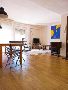 a living room with a table and a piano at Vistas a las palmeras in Burjasot