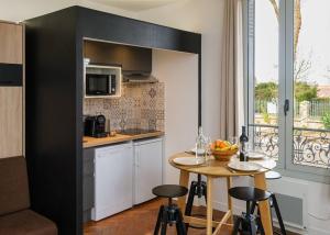 Η κουζίνα ή μικρή κουζίνα στο Villa Forestière Studio Le Châtaignier +3 φωτογραφίες
