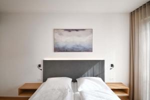 A bed or beds in a room at Apartments Johanna
