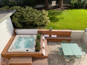 an overhead view of a hot tub in a backyard at Le Hêtre Rouge & spa in Barr