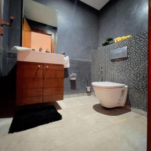a bathroom with a tub and a sink and a toilet at Elite Escape - Marrakech Centre in Marrakech