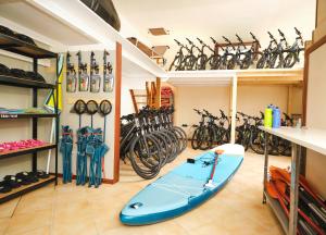 een kamer met een surfplank en een stel fietsen bij Le Quattro Stagioni Lakeview in Acquaseria