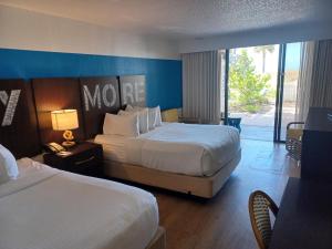 Sirata Beach Resort St Pete Beach客房内的一张或多张床位