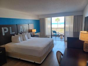 Sirata Beach Resort St Pete Beach客房内的一张或多张床位