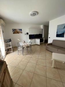 Televízia a/alebo spoločenská miestnosť v ubytovaní Chéry Holiday Home