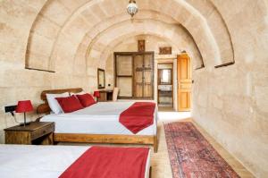 Postel nebo postele na pokoji v ubytování Uzay Cave Suite Hotel