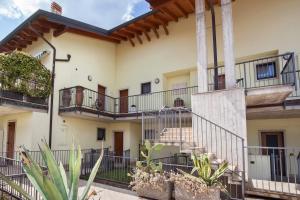 - une vue sur l'extérieur d'un bâtiment avec des balcons et des plantes dans l'établissement La Fortezza Apartment, à Peschiera del Garda