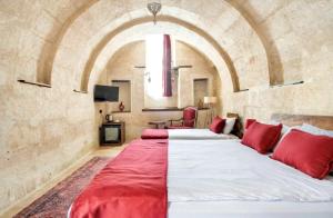 Postel nebo postele na pokoji v ubytování Uzay Cave Suite Hotel