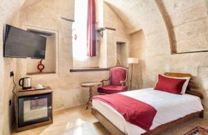 TV a/nebo společenská místnost v ubytování Uzay Cave Suite Hotel