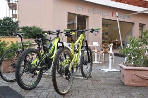 zwei Fahrräder stehen vor einem Geschäft. in der Unterkunft Albergo Franzone in Tovo San Giacomo