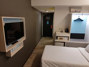 Habitación con cama y TV de pantalla plana. en Comfy Room In Genting Highlands en Genting Highlands
