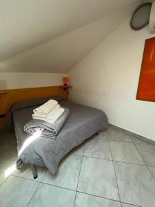 Cama pequeña en habitación con en Chéry Holiday Home, en Riva Ligure