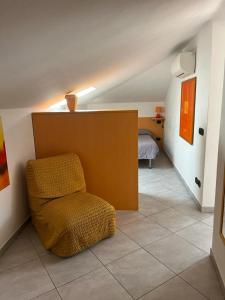 Sala de estar con silla y dormitorio en Chéry Holiday Home, en Riva Ligure
