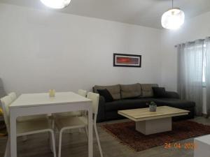 sala de estar con sofá y mesa en Villa Andorinha en Portimão