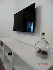 Uma TV ou centro de entretenimento em Villa Andorinha