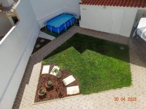 - un jardin miniature dans une pièce avec de l'herbe dans l'établissement Villa Andorinha, à Portimão