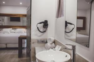 Hotel Cuevas - Adults Only客房内的一张或多张床位