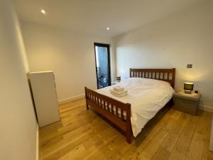 um quarto com uma cama grande e um WC em Penthouse in Battersea amazing views of London em Londres