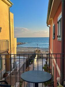 - Balcón con mesa y vistas al océano en Chéry Holiday Home, en Riva Ligure
