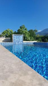 - une piscine avec du carrelage bleu sur le côté dans l'établissement Apartments Sutorina, à Herceg-Novi