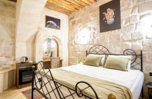 Postel nebo postele na pokoji v ubytování Uzay Cave Suite Hotel