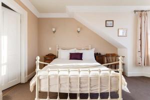 Lochinver في كريف: غرفة نوم بسرير أبيض في العلية