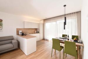 A kitchen or kitchenette at Apartments Johanna