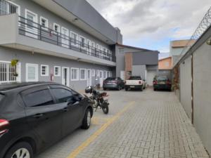 a car parked in a parking lot next to a building at Loft4 COMPLETO AR CANAIS ASSINAT GARAGEM INTERNET prox Aparecida e Industrias in Pindamonhangaba