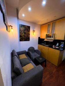 ein Wohnzimmer mit einem Sofa und einer Küche in der Unterkunft sea view house in Marsa Alam City