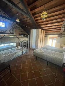 sypialnia z 2 łóżkami piętrowymi w pokoju w obiekcie La canongia w mieście Segovia