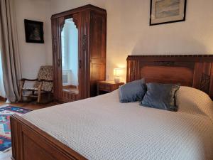 - une chambre dotée d'un grand lit avec des oreillers bleus dans l'établissement le Milin Du, à Gouarec