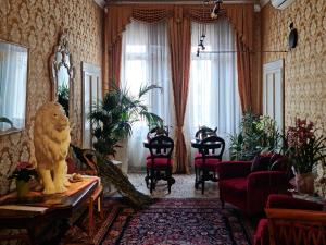 威尼斯的住宿－Luxury Suites in Venice-Friendly Venice Suites，客厅,餐桌上摆放着狮子雕像