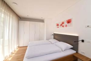 A bed or beds in a room at Apartments Johanna