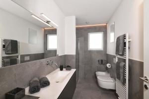 A bathroom at Apartments Johanna