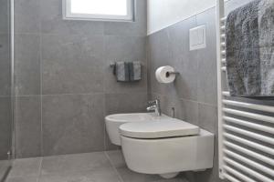 A bathroom at Apartments Johanna
