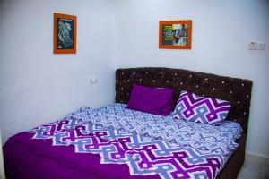En eller flere senger på et rom på Stylish 1-Bed-Apt With 24hrs Power + Fast Wi-Fi