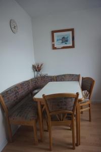 a couch with a table and two chairs at Ferienwohnung König in Dornstadt