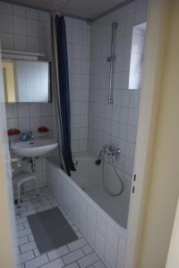 een badkamer met een bad en een wastafel bij Ferienwohnung König in Dornstadt