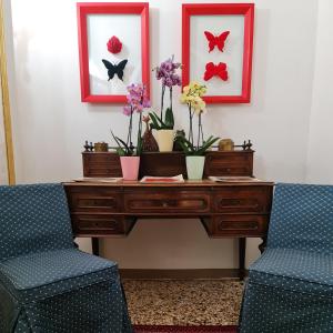 A seating area at Friendly Venice Suites