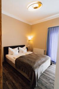 ein Schlafzimmer mit einem großen Bett in einem Zimmer in der Unterkunft Gästehaus Astrids Strandmuschel in Binz