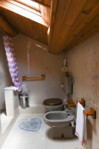 a bathroom with a toilet and a sink at B&B Va...lentina in Piavata