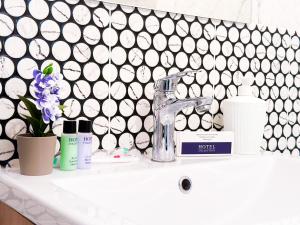 アスタナにあるWelcome to Asyl Muraのバスルーム(化粧品、花付)