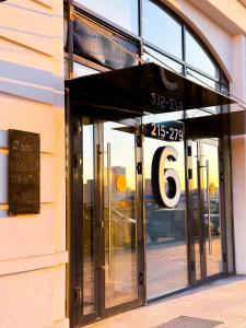 アスタナにあるWelcome to Asyl Muraの窓の看板付き店舗