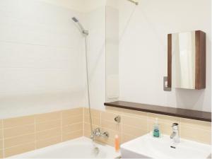 Modern 2BD2Bath Apart CityCentre tesisinde bir banyo