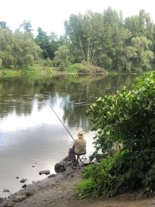 Widok na rzekę nieopodal tego domu wakacyjnego